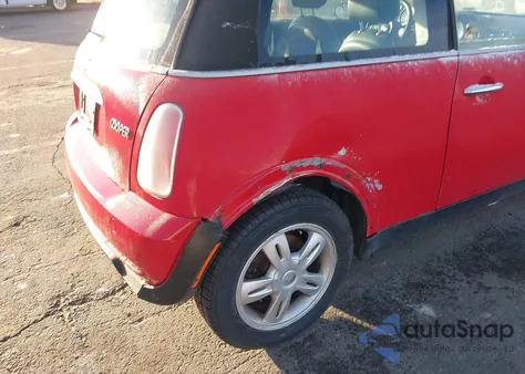 2006 Mini Cooper z USA, uszkodzony, nr VIN WMWRC33586TK16092